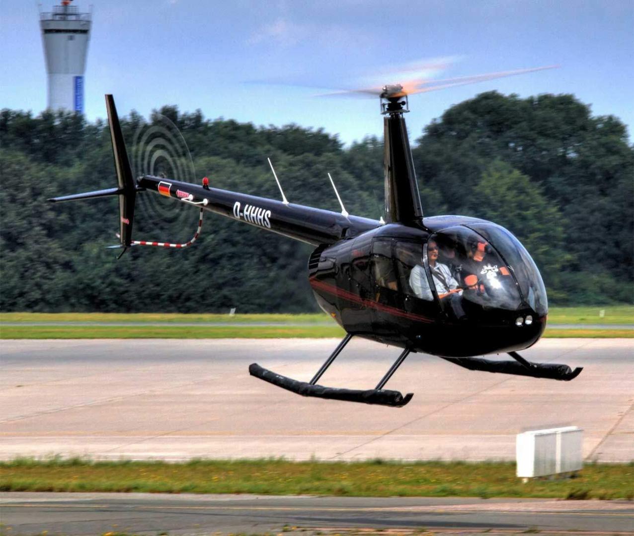 Hubschrauber bei der Landung am Hamburger Flughafen