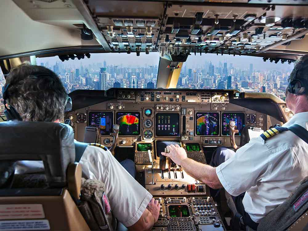 Kapitän und Copilot im Cockpit der Boeing 747